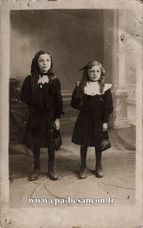 BESANÇON - Jeanne Longchamp à droite et Alice sa soeur... filles de Longchamp Louise.